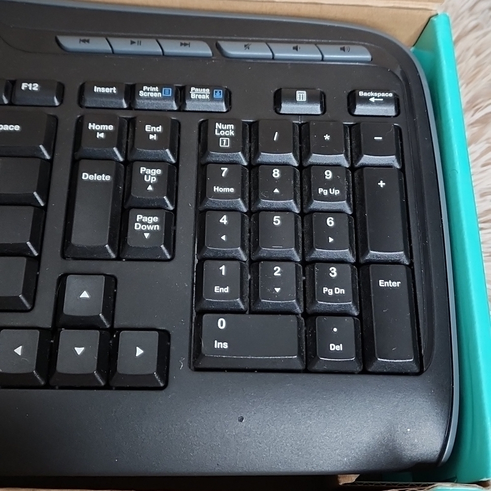 💧LOGITECH | KEYBOARD - Picture 4 of 6